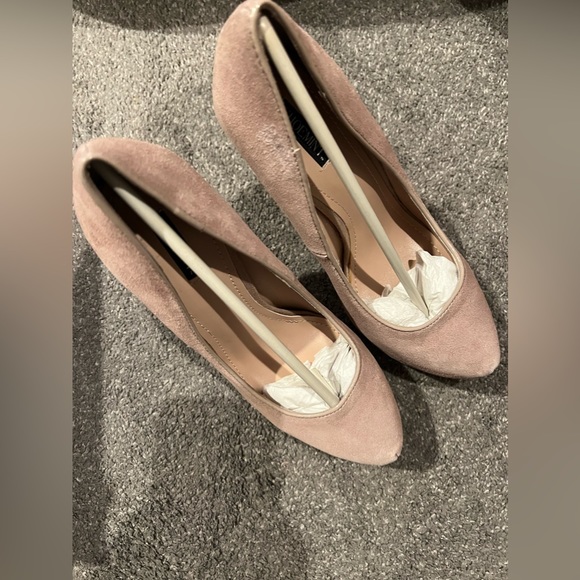 NEW SHOEMINT OLIVIA BLUSH SUEDE PUMPS SIZE 8 PLATFORM 2” HEEL 6” NUDE ELEGANT - Picture 2 of 6